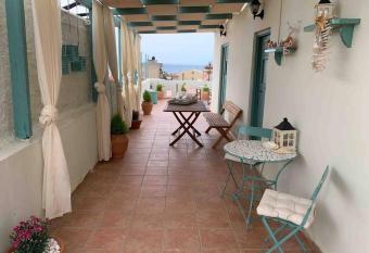 Sea & Sunshine Apartment Near To The Beach has Balcony rooms