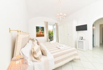 Queen Suite - Luxury Rooms has Balcony rooms