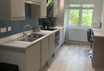 One bedroom apartment, Driveway, Bracknell Centre allows 18 year olds to book a room