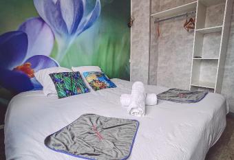 Van Gogh gare double ou twins allows 18 year olds to book a room