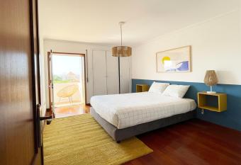 Yellow House Aveiro Free Netflix and garage has Balcony rooms