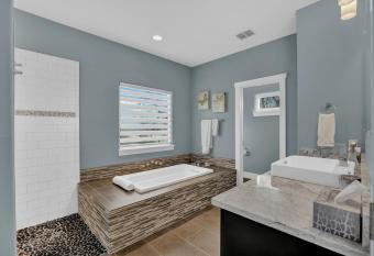 Luxury Cottage with Stunning Views-Spa Bath-Patio has Balcony rooms