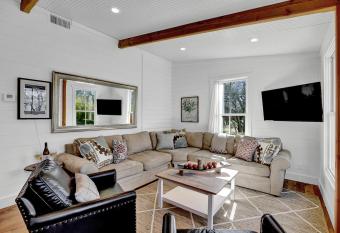 New Charming Home Near Main with Grill and FirePit has Balcony rooms