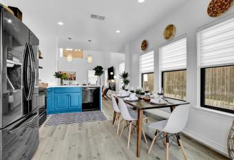 NEW Luxury Modern Home with Hot tub and Deck and firepit has Balcony rooms