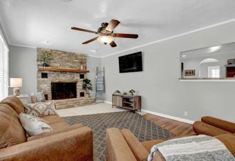 New Upscale Home close to Main St with Grill has Balcony rooms