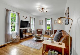 New Gorgeous Home Near Main St with Firepit and Grill has Balcony rooms