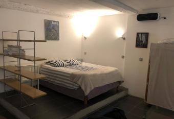 Studio centre ville proche gare avec cour priv  e allows 18 year olds to book a room