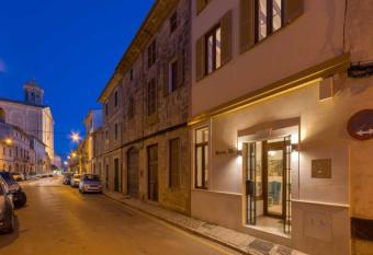 Boutique Hostal  has Balcony rooms