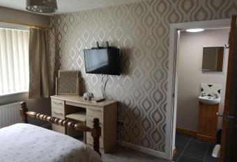 En-suite Bedroom in a quiet bungalow allows 18 year olds to book a room