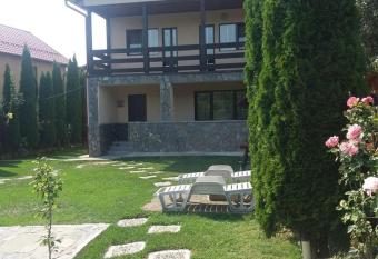 VILA ROXANA allows 18 year olds to book a room