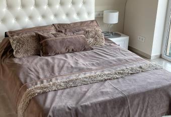 All Seasons Palanga Apartaments has rooms with a private hot tub