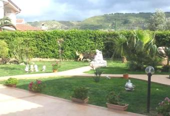 Camera matrimoniale con bagno e angolo cottura has Balcony rooms