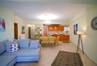 KYPARISSIA LUXURY HOME allows 18 year olds to book a room