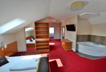 Hotel Platan has rooms with a private hot tub