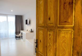   aml  k 87 Hotel Ayval  k has rooms with a private hot tub