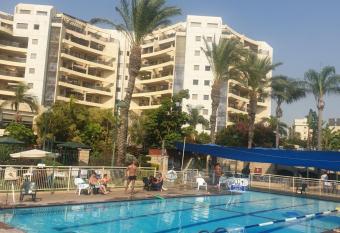 A Dream Place in Raanana, Spacious & Luxurious Apartment for 5 people with Swimming Pool allows 18 year olds to book a room