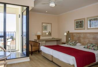 Est  dio vista mar triplo has rooms with a private hot tub