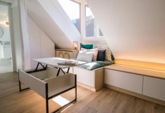 L   VASION - COZY - RBNB allows 18 year olds to book a room