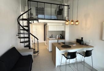 Appartement comptemporain vue mer allows 18 year olds to book a room