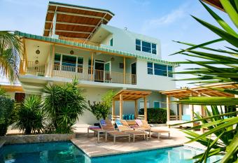 Numero Uno Pi  ones has Balcony rooms