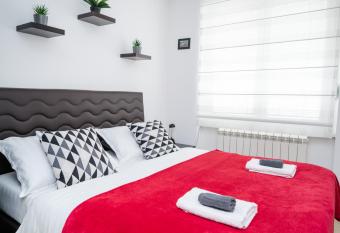 Bright 1BDR Apartment in the City Center allows 18 year olds to book a room
