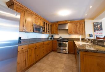 One Bedroom 6th Floor Condo with Beautiful Mountain View condo has Balcony rooms