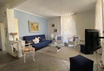 Surf Apart Tigullio has rooms with a private hot tub