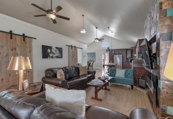 NEW Gorgeous Home with Hot Tub and Grill has Balcony rooms