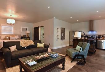 Luxury Studio with Hot Tub and Grill has Balcony rooms