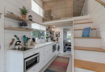 NEW Luxury Tiny Home with Hot Tub and Grill has Balcony rooms
