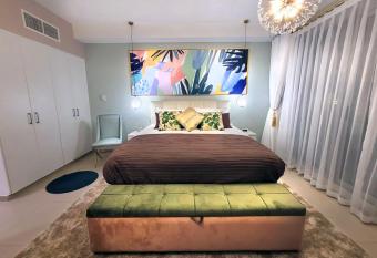 Uniquely Charming Private Studio Apt - Waterfront Property allows 18 year olds to book a room