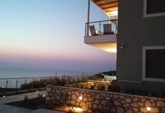 MELIKIRON LUXURY APARTMENTS has Balcony rooms