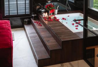 Art Penthouse with Jacuzzi - Krakow Center has rooms with a private hot tub