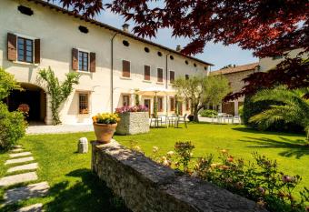 Palazzo Trevignane appartamento La Saletta Verde allows 18 year olds to book a room