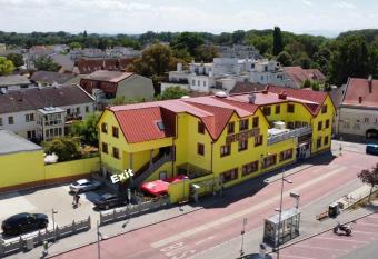 Mr.Liao Hotel allows 18 year olds to book a room