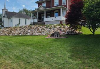 Nick's Nest in North Bend has Balcony rooms