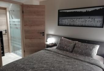 Lu ptite cwane dol Lydie allows 18 year olds to book a room