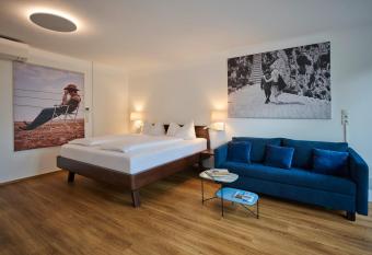 Charmantes Apartment im Gr  nen allows 18 year olds to book a room