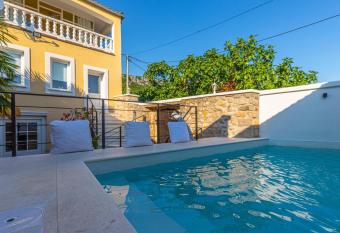 Villa Mali Jardin has Balcony rooms