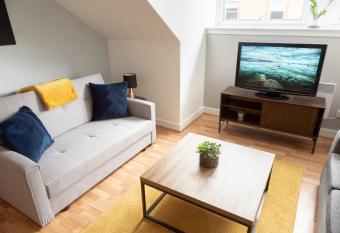 Modern Merchant City Apartment by George Square allows 18 year olds to book a room