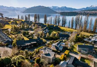 Lake View has rooms with a private hot tub