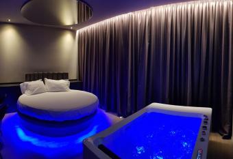 Leoni Hotel & Private Spa allows 18 year olds to book a room