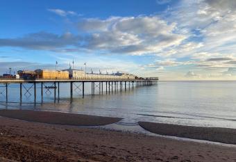 SINGER HOUSE , FREE WIFI & FREE PRIVATE CAR SPACE ,GROUND FLOOR HOLIDAY FLAT , Private Gate & Garden & Bathroom , microwave , Fridge , Opposite Paignton Pier & Beach , Hotel Reception To Happily Help & Greet you , 1 DOUBLE BED & 1 SINGLE BED has Balcony rooms