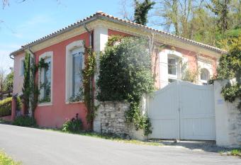 ECOLE DES GRANDS allows 18 year olds to book a room