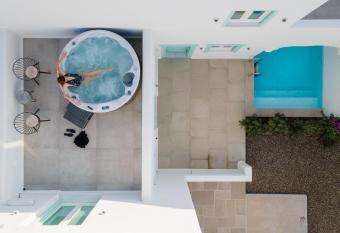 Majo Suites Hotel has Balcony rooms