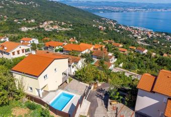 Villa Bellevue Opric has Balcony rooms