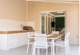 DORADO ACCOMODATION has rooms with a private hot tub