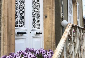 Rez-de-chauss  e ARTHUR RIMBAUD allows 18 year olds to book a room