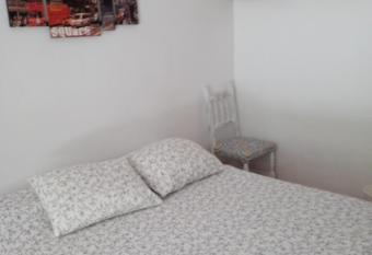 Habitaci  n con patio en piso compartido allows 18 year olds to book a room