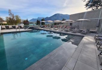 Le P  lican has Balcony rooms